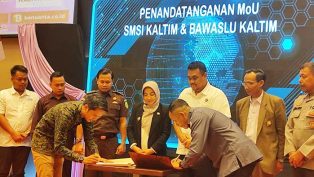 Ketua SMSI Kaltim Abdurrahman Amin dan Komisioner Bawaslu Kaltim Daini Rahmat menandatangani MoU.