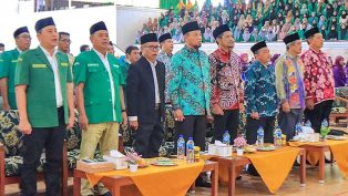 BERDAULAT: Nidya Listyono (keempat kanan) saat mengikuti kegiatan Jaga Keutuhan NKRI.