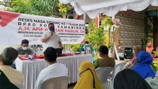 Anggota DPRD Samarinda, Afif Rayhan Harun saat menggelar reses di Perum Bukit Temindung Indah. (foto: ist)