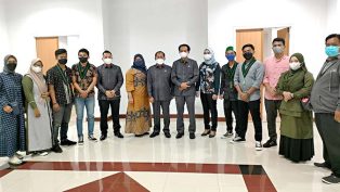 Jajaran HMI Kota Samarinda saat berfoto bersama sejumlah anggota dewan di kantor DPRD Samarinda Jl. Basuki Rahmat. (foto: ist)