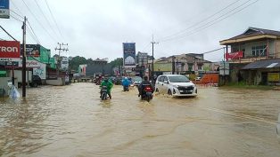 Kawasan simpang empat Sempaja yang tidak pernah aman dari banjir. (foto: sur/nk)