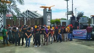 Aksi Ormas Kedaerahan menuntut Dana CSR Perusahaan di Kaltim berlangsung, Selasa 17 Mei 2022 di  depan Kantor DPRD Kaltim, Samarinda. (foto: sur/nk)