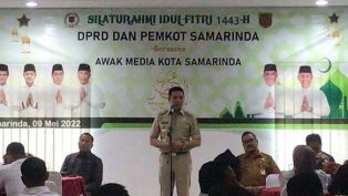 Walikota Samarinda, Andi Harun saat menyampaikan sambutan didampingi Ketua DPRD Samarinda, Sugiono. (foto: sur/nk)
