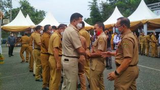 Ramah tamah Walikota dan seluruh perangkat pemerintah daerah dalam  Halal bi Halal Pemkot Samarinda. (foto: sur/nk)