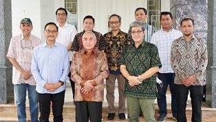 Gubernur Isran Noor menerima kunjungan Kepala Otorita IKN Bambang Susantono dan Wakil Kepala Otorita IKN Dhony Rahajoe di kediaman pribadinya. (foto: dok. Pemprov Kaltim)