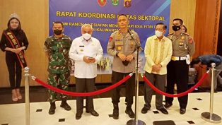 Gubernur Isran Noor (baju putih), saat memberikan keterangan pada media. (foto: ist)