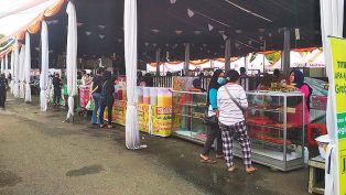 Suasana Pasar Ramadhan GOR Segiri yang tampak lengang di sore hari, Rabu 27 April 2022. (foto: sur/nk)