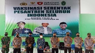 Jajaran Polresta Samarinda berfoto bersama dengan pengasuh Ponpes Al Mujahidin dalam kegiatan vaksinasi serentak pesantren seluruh Indonesia. (foto: ist.)