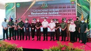 Foto bersama usai launching Rumah Restoratif Justice di areal Museum Samarinda, Rabu 18 Mei 2022. (foto; sur/nk)