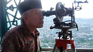 Kepala Kantor Kementerian Agama Kota Samarinda, Dr. H. Baequni, M.Pd. melakukan rukyatul hilal di Menara Asmaul Husna, Masjid Baitul Muttaqin Islamic Center Samarinda, Jum'at (01/04/2022). (foto: instagram @kemenag.samarinda)