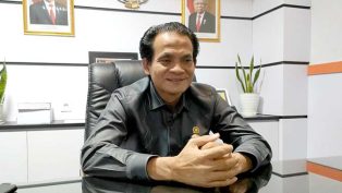 Wakil Ketua DPRD Samarinda, Subandi saat dimintai keterangan di ruang kerjanya. (foto: ist)