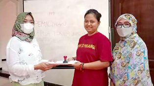 Tri Wahyuni, S.H., M.H. (baju putih berhijab) secara simbolis menerima amanah sebagai Ketua FJPI Kaltim.