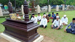 Kegiatan ziarah PWNU Kaltim ke  makam K.H. Fakhruddin Wahab bin K.H. Abdul Wahab Sya'rani, mantan Ketua Rois Syuriah PWNU Kaltim. (foto: her/nk)
