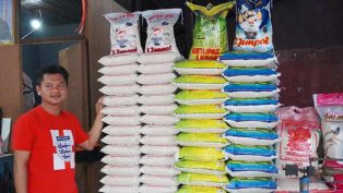 Abdul Halim, pedagang beras di Pasar Segiri, merasa terdampak oleh lonjakan harga beras nasional dalam satu minggu terakhir.