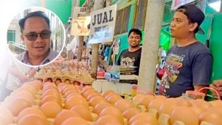 Pedagang telur di pasar Sangatta, Kutim. Insert: Eddy Palinggi