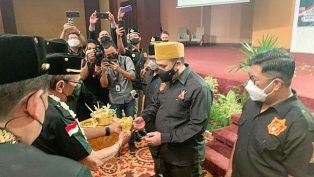 Pengukuhan Husni Fahruddin sebagai Ketua Umum Laskar Kebangkitan Kutai (LKK). (foto: istimewa)
