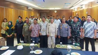 Panwaslucam berfoto bersama dengan para peserta Pelatihan Pengawasan Partisipatif.