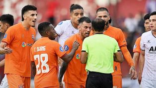 Pemain Borneo FC memprotes keputusan wasit pada laga tandang kontra Persik Kediri yang berakhir imbang 1-1.