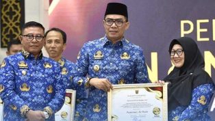 pemberian-penghargaan-asn-dan-non-asn-terbaik-pemkot-samarinda
