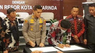 Proses penandatanganan perjanjian kerja sama pengamanan pemilu antara KPU Samarinda dengan Polresta Samarinda.