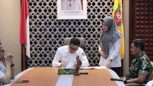 Andi Harun tengah menandatangani Naskah Perjanjian Dana Hibah (NPDH) untuk pengamanan Pilkada 2024.