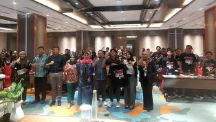 Foto bersama narasumber dan peserta seminar pendidikan politik dini LPKR Kaltim.