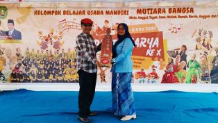 Penyerahan alat musik tradisional sumbangan Dr. Novel Tyty Paembonan kepada pihak SMPN 1 Sangatta Utara.