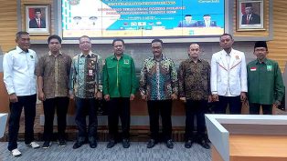 Foto bersama perwakilan Pemkot dan KPU Samarinda dengan perwakilan partai politik penerima bantuan keuangan.