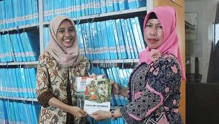 Simbolis, penyerahan 22 buku dari Mulawarman University Press kepada DPK Kaltim.
