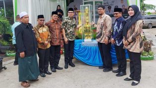 Penyerahan piala juara umum MTQ oleh Walikota kepada lurah Kelurahan Pelita.