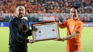 Penyerahan sertifikat HAKI oleh perwakilan Kemenkumham, Sopian (kanan) yang diterima oleh Direktur Utama Borneo FC, Ponaryo Astaman.