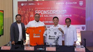 Nabil Husein Said Amin (Presiden Club Borneo FC) dan Budi Wahju Soesilo (Direktur PKT Bontang) berfoto sembari memegang jersey tim Pesut Etam.