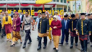 Pj Gubernur Kaltim Akmal Malik saat membuka Pesta Rakyat di HUT ke-67 Kaltim di GOR Kadrie Oening Sempaja Samarinda. (foto: reza)