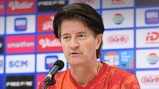 Pieter Huistra (pelatih Borneo FC) saat melakukan konferensi pers jelang menghadapi Persis Solo.