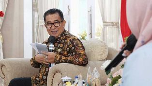 INTERAKTIF: Akmal Malik saat sesi dialog dengan RRI Samarinda. (foto: istimewa)