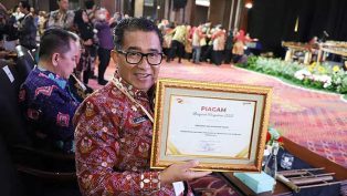 PRESTASI: Pj Gubernur Kaltim Akmal Mali memperlihatkan piagam yang diterima. (foto: istimewa)