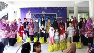 Suasana berbagi berkah di sekretariat TP PKK Samarinda, pemberian santunan kepada anak yatim dan dhuafa dari donasi Woman's Bazar Ramadhan.