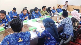 LAYANAN DIGITAL: Tim Diskominfo Samarinda presentasi di depan Tim Penilai Panji Keberhasilan.