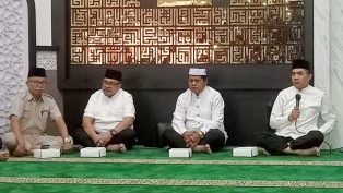 Walikota Samarinda, Andi Harun memberikan keterangan terkait ketersediaan bapokting (bahan pokok dan penting) menyambut Idul Fitri di mushola Ar-Raudah komplek kantor Balaikota.