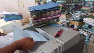 Proses pemusnahan arsip oleh DPK Kaltim. (foto: dok. dpk kaltim)