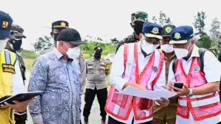 Menteri Perhubungan Budi Karya Sumadi saat meninjau lokasi calon bandara di IKN bersama Gubernur Kaltim Isran Noor. (foto: dok. Kemenhub)