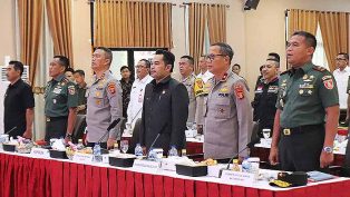 PENGAMANAN PEMILU: Hasanuddin Mas'ud (ketiga kanan) saat mengikuti rapat koordinasi daerah lintas sectoral 2023 di Polda Kaltim.
