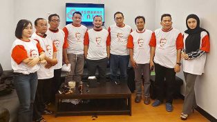 Foto bersama Relawan Kasmaran Ganjar Kalimantan Timur (KasGan Kaltim) seusai konferensi pers, deklarasi sekaligus penyerahan SK di tingkat kabupaten/kota.