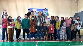 SERAP ASPIRASI: Berbagai keluhan kurangnya infrastruktur warga Kubar-Mahulu disampaikan dalam kegiatan reses Abdul Rahman Agus.