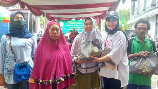 Laila Fatihah (memakai topi) bersama warga masyarakat dalam kegiatan reses di Kelurahan Gunung Panjang, Samarinda Seberang.