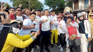 Andi Setya Adi, Rudy Mas'ud dan Seno Aji berfoto bersama dengan masyarakat saat acara jalan santai Kawal Adi.