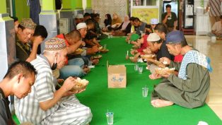 Jamaah Masjid Masjid Al-Istiqomah serta pengendara yang singgah mencicipi makanan gratis di Rumantis Gaspol. (foto: Handout)