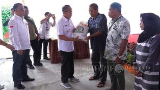 Wakil Wali Kota Samarinda, Rusmadi menyerahkan bantuan beras kepada warga.