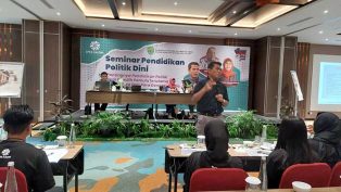 rusman-yaqub-di-seminar-pendidikan-politik