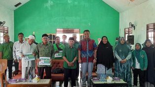 Rusman Ya'qub bersama warga dalam kegiatan soswasbang di aula Pesantren Bina Islam, Kelurahan Tanah Grogot. (foto: istimewa)